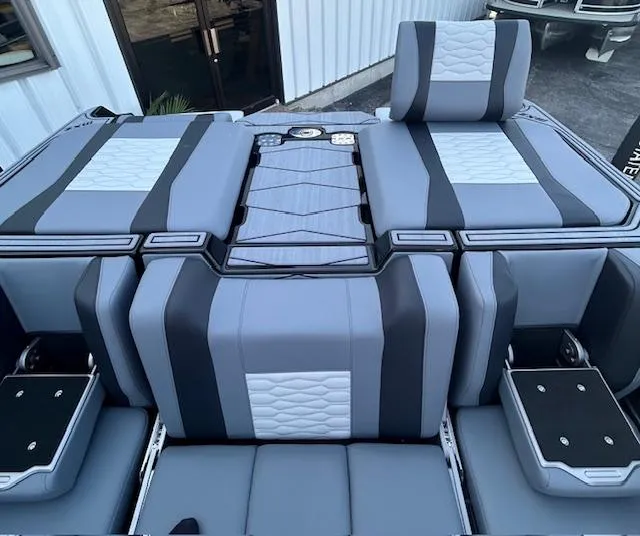 Slide: The Image of Malibu Wakesetter 24MXZ 2025 - 17