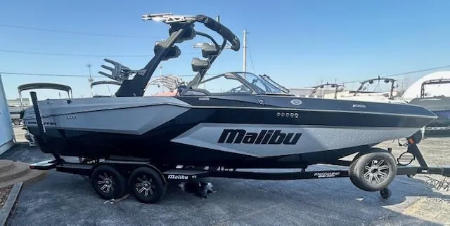 Slide: The Image of Malibu Wakesetter 24MXZ 2025 - 18