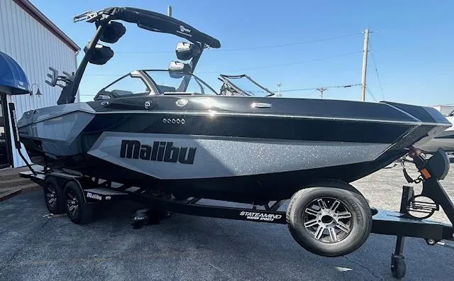 Slide: The Image of Malibu Wakesetter 24MXZ 2025 - 19