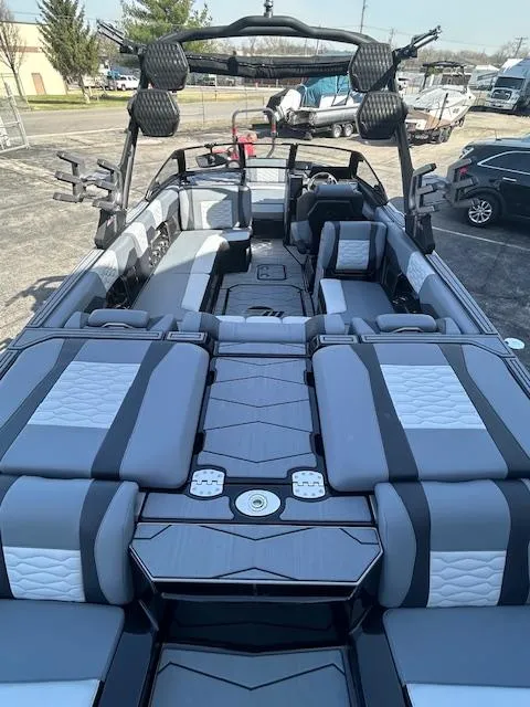 Slide: The Image of Malibu Wakesetter 24MXZ 2025 - 2