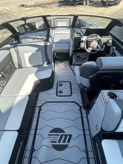 Slide: The Image of Malibu Wakesetter 24MXZ 2025 - 4