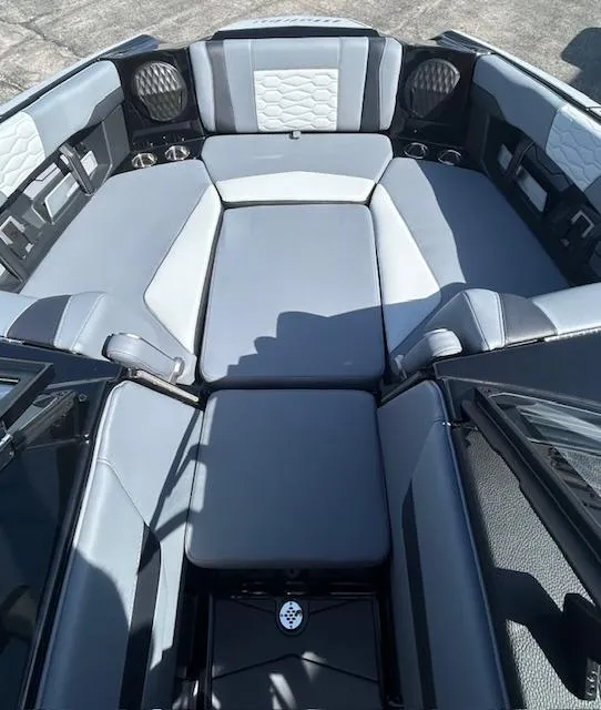 Slide: The Image of Malibu Wakesetter 24MXZ 2025 - 5
