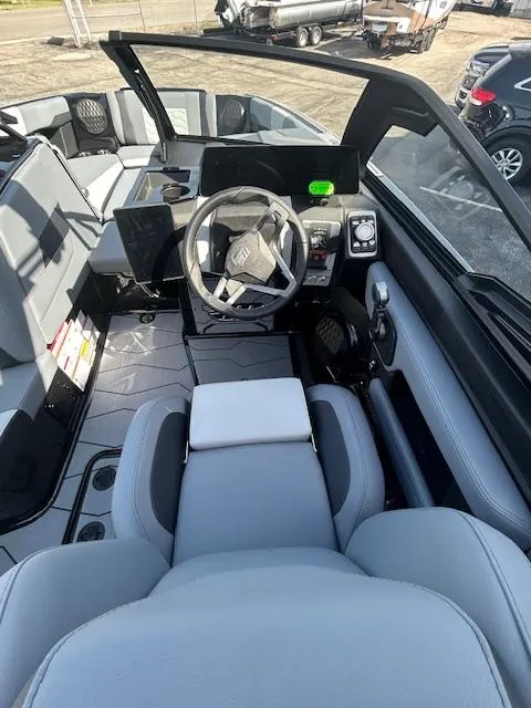 Slide: The Image of Malibu Wakesetter 24MXZ 2025 - 9
