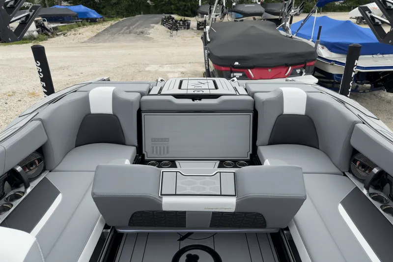 Slide: The Image of Mastercraft X22 2025 - 14
