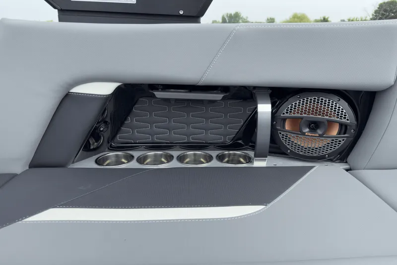 Slide: The Image of Mastercraft X22 2025 - 19