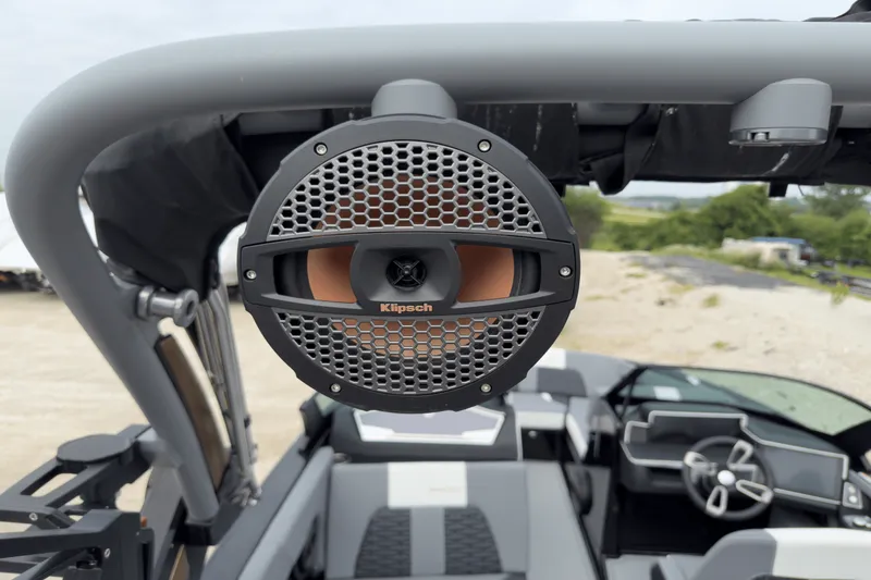 Slide: The Image of Mastercraft X22 2025 - 23