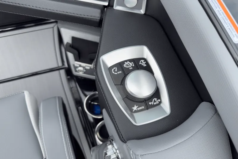 Slide: The Image of Mastercraft X22 2025 - 32