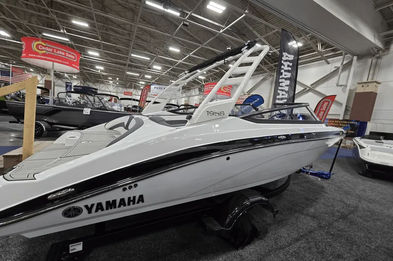 Slide: The Image of Yamaha 195S 2025 - 1