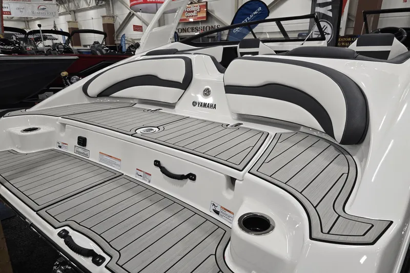 Slide: The Image of Yamaha 195S 2025 - 13