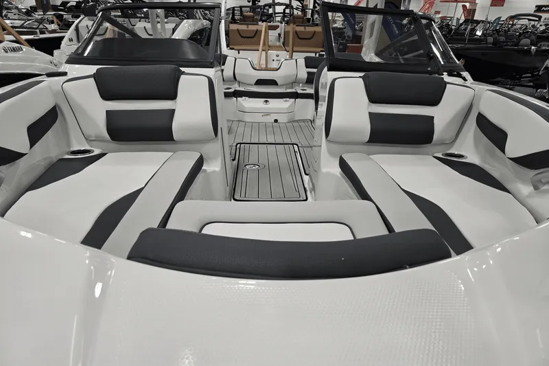 Slide: The Image of Yamaha 195S 2025 - 2