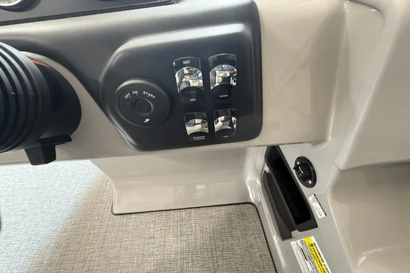 Slide: The Image of Harris Cruiser 190 2025 - 10