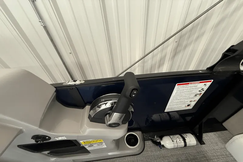 Slide: The Image of Harris Cruiser 190 2025 - 13