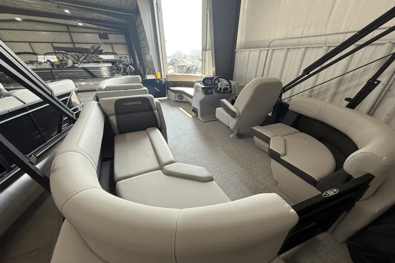 Slide: The Image of Harris Cruiser 190 2025 - 18