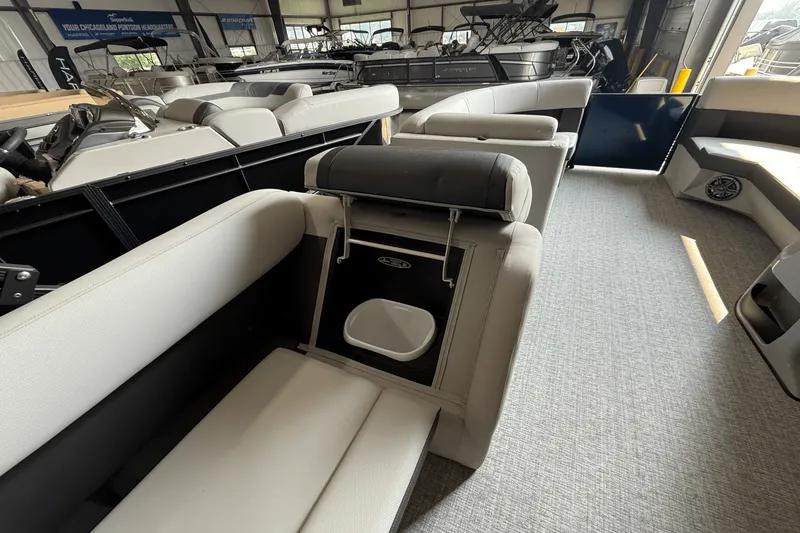 Slide: The Image of Harris Cruiser 190 2025 - 19