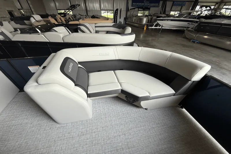 Slide: The Image of Harris Cruiser 190 2025 - 3