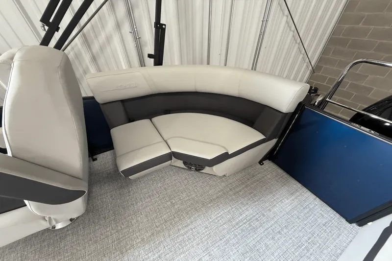 Slide: The Image of Harris Cruiser 190 2025 - 5