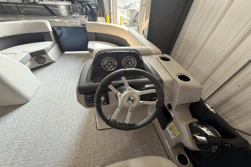 Slide: The Image of Harris Cruiser 190 2025 - 7