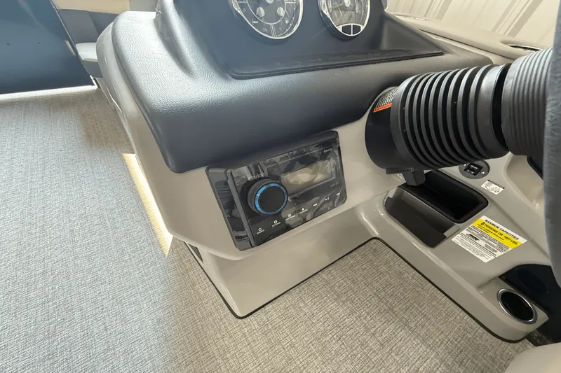 Slide: The Image of Harris Cruiser 190 2025 - 8