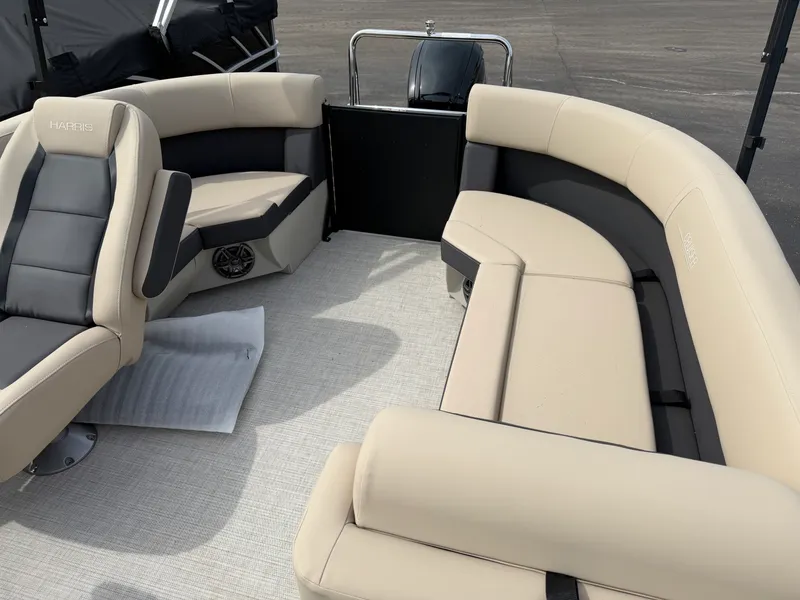 Slide: The Image of Harris Cruiser 190 2025 - 10