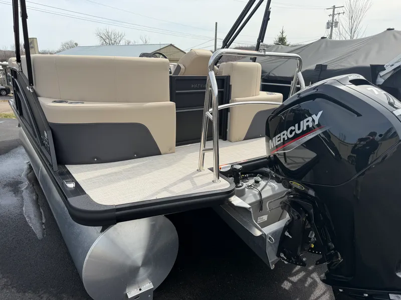 Slide: The Image of Harris Cruiser 190 2025 - 13