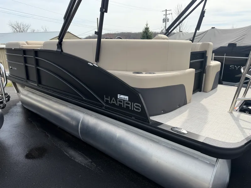 Slide: The Image of Harris Cruiser 190 2025 - 14