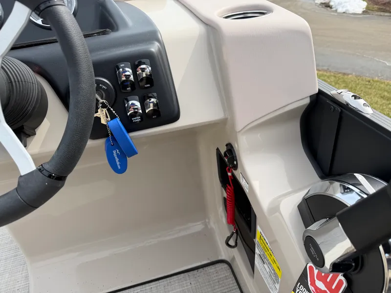 Slide: The Image of Harris Cruiser 190 2025 - 8