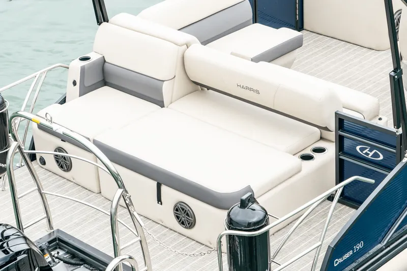 Slide: The Image of Harris Cruiser 190 2025 - 5