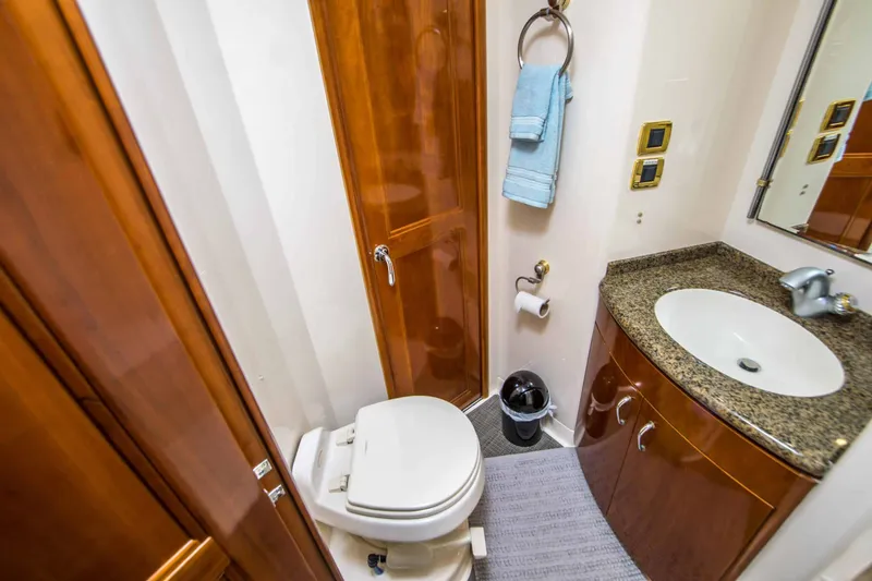 Slide: The Image of Carver Yachts 560 Voyager Skylounge 2005 - 31