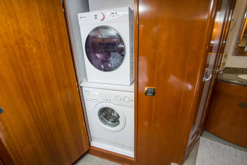 Slide: The Image of Carver Yachts 560 Voyager Skylounge 2005 - 29