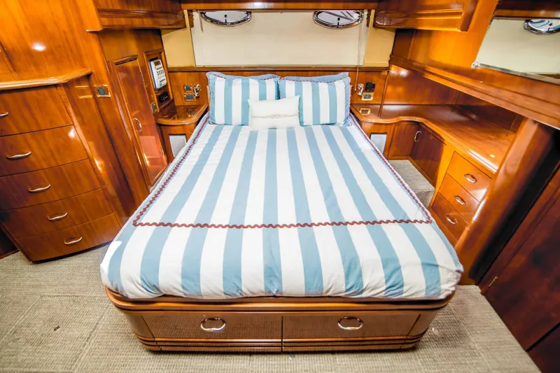 Slide: The Image of Carver Yachts 560 Voyager Skylounge 2005 - 24