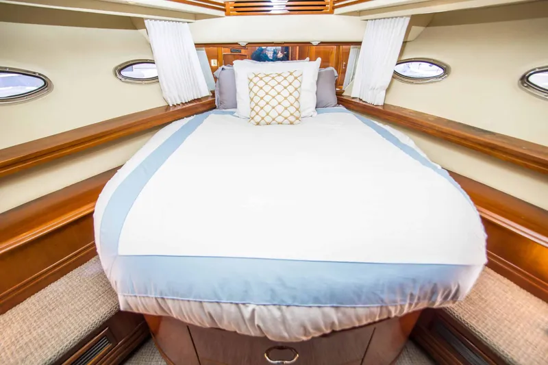 Slide: The Image of Carver Yachts 560 Voyager Skylounge 2005 - 30