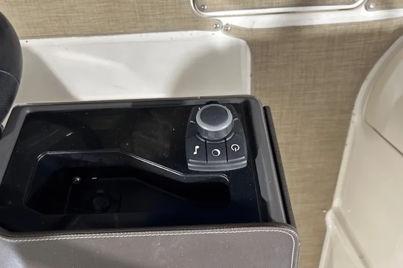 Slide: The Image of Sea Ray 250 SLX 2017 - 34