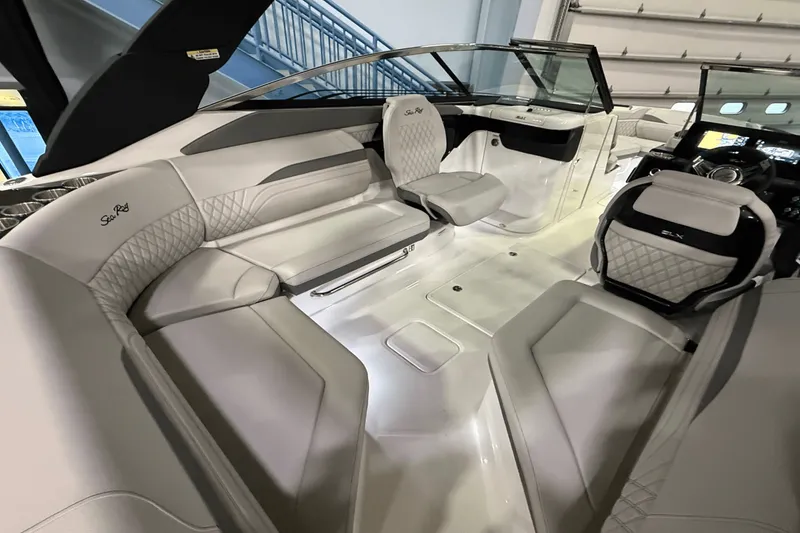 Slide: The Image of Sea Ray SLX 260 2025 - 10