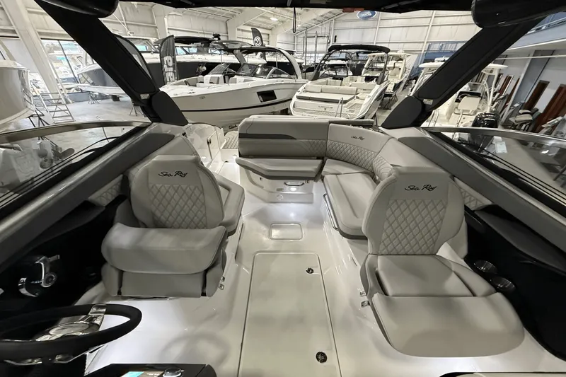 Slide: The Image of Sea Ray SLX 260 2025 - 11