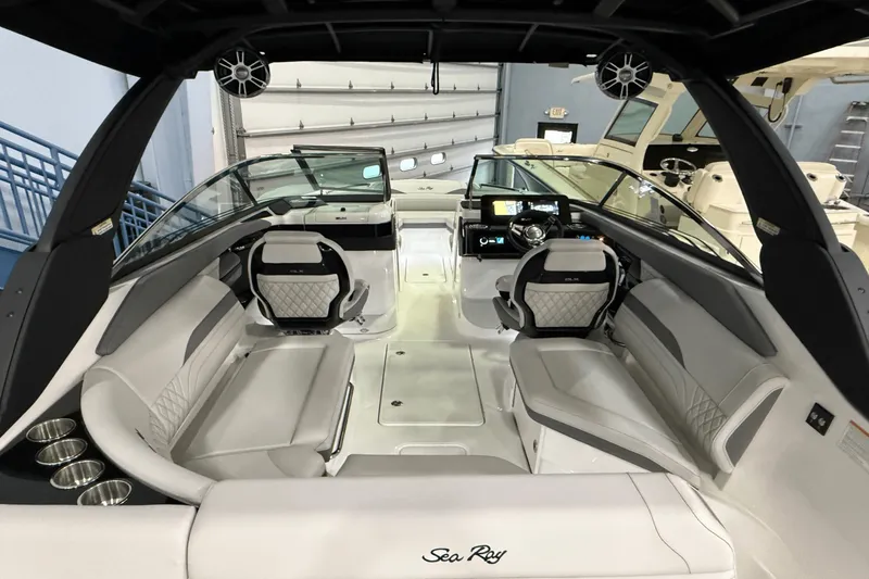 Slide: The Image of Sea Ray SLX 260 2025 - 12
