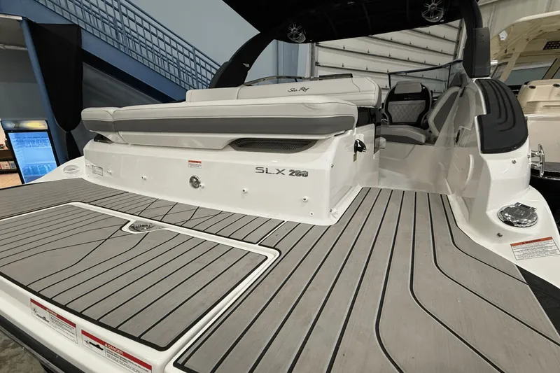 Slide: The Image of Sea Ray SLX 260 2025 - 14
