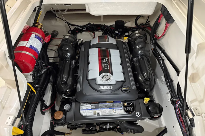 Slide: The Image of Sea Ray SLX 260 2025 - 16