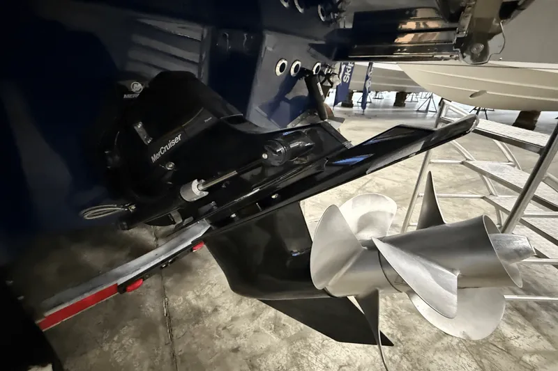 Slide: The Image of Sea Ray SLX 260 2025 - 18