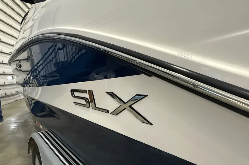 Slide: The Image of Sea Ray SLX 260 2025 - 2