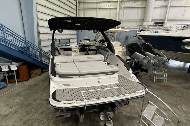 Slide: The Image of Sea Ray SLX 260 2025 - 3