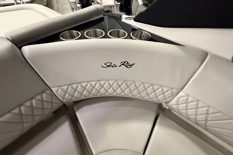 Slide: The Image of Sea Ray SLX 260 2025 - 4