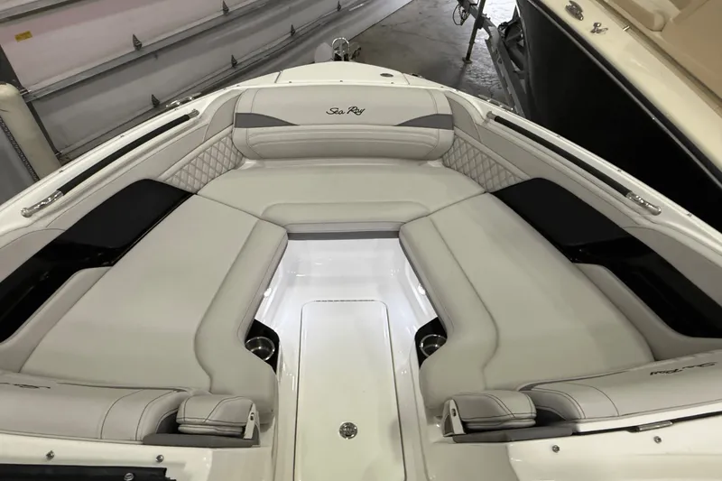 Slide: The Image of Sea Ray SLX 260 2025 - 5