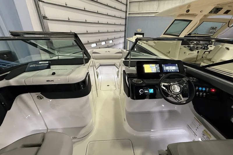 Slide: The Image of Sea Ray SLX 260 2025 - 6