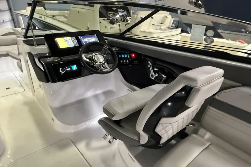 Slide: The Image of Sea Ray SLX 260 2025 - 8