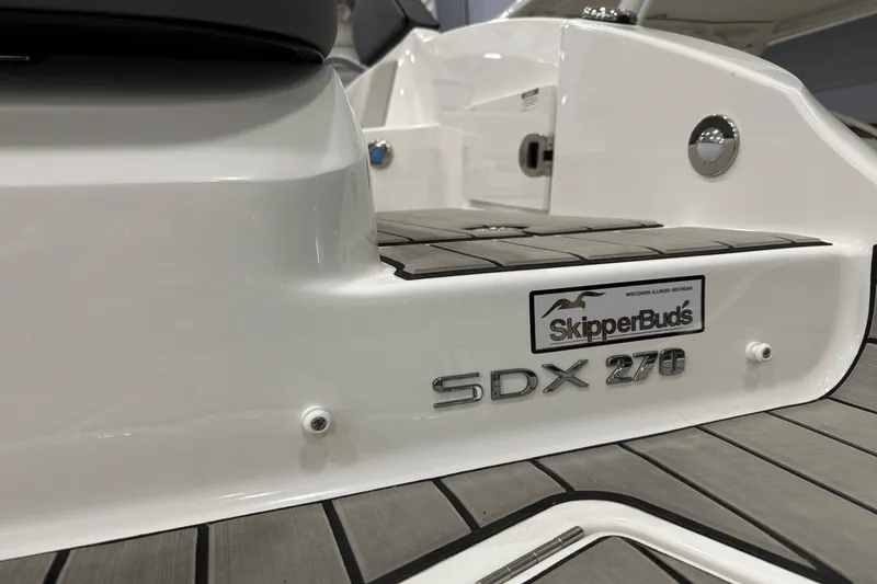 Slide: The Image of Sea Ray SDX 270 2025 - 12