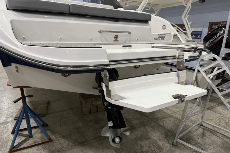 Slide: The Image of Sea Ray SDX 270 2025 - 13