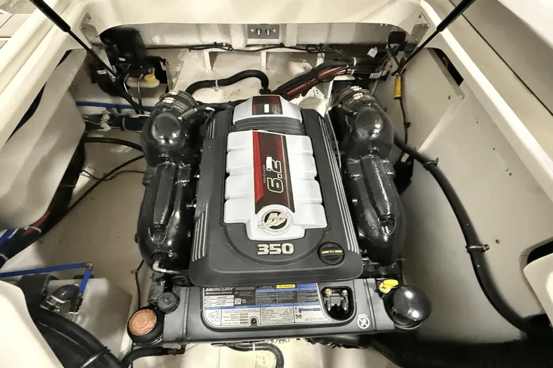 Slide: The Image of Sea Ray SDX 270 2025 - 16