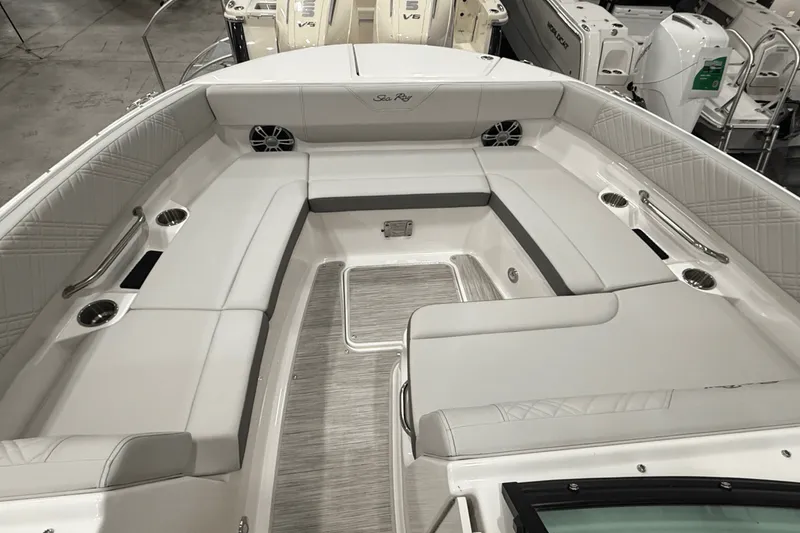 Slide: The Image of Sea Ray SDX 270 2025 - 2