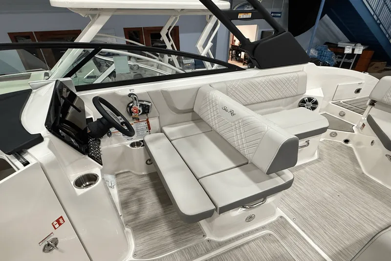 Slide: The Image of Sea Ray SDX 270 2025 - 4