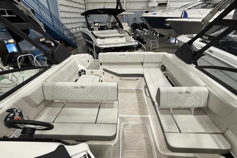 Slide: The Image of Sea Ray SDX 270 2025 - 7